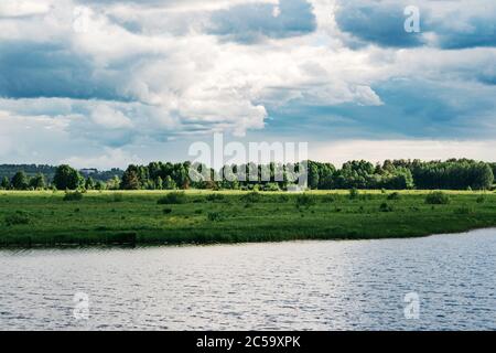 Paysage d'été au bord du lac par temps nuageux Banque D'Images