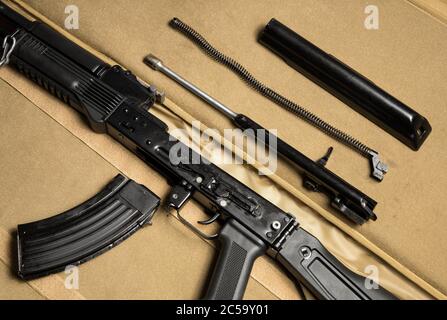 Vue de dessus des pièces de base d'un fusil d'assaut démonté. Russe Kalachnikov MKK-104 (dernière variante AK-47). Banque D'Images