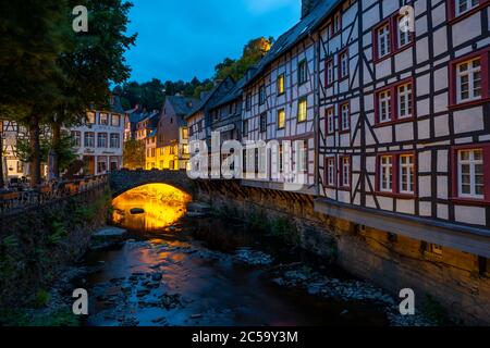 La ville de Monschau, dans la région de l'Eifel, maisons à colombages sur la rivière Rur, NRW, Allemagne Banque D'Images