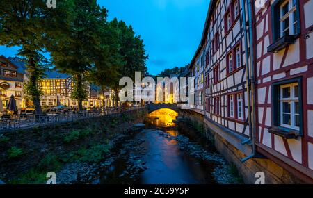 La ville de Monschau, dans la région de l'Eifel, maisons à colombages sur la rivière Rur, NRW, Allemagne Banque D'Images