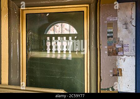 Différentes couches de peinture rendues visibles sur un mur dans un escalier historique. Couche par couche - 300 ans de façade extérieure sur quelques centimètres carrés à l'hôtel Renthof, Kassel, Allemagne Banque D'Images