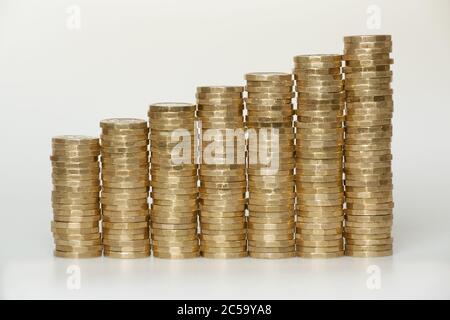 Photographie de piles de pièces de 1 £ du nouveau royaume-uni augmentant en hauteur de gauche à droite (pièces en circulation après octobre 2017). Banque D'Images