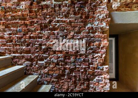 Mur intérieur en briques apparentes à l'hôtel Renthof, Kassel, Allemagne Banque D'Images