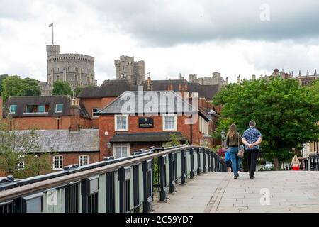 Eton, Windsor, Berkshire, Royaume-Uni. 1er juillet 2020. Windsor pourrait être à quelques jours d'un confinement local du coronavirus, selon les rapports de presse d'aujourd'hui. 36 les régions à risque où les cas de coronavirus augmentent sont signalées comme étant le Royal Borough de Windsor et Maidenhead dans le Berkshire. Crédit : Maureen McLean/Alay Banque D'Images