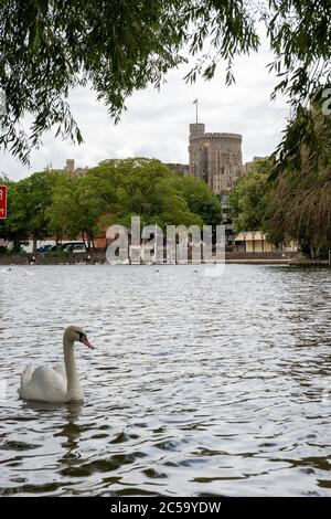 Eton, Windsor, Berkshire, Royaume-Uni. 1er juillet 2020. Windsor pourrait être à quelques jours d'un confinement local du coronavirus, selon les rapports de presse d'aujourd'hui. 36 les régions à risque où les cas de coronavirus augmentent sont signalées comme étant le Royal Borough de Windsor et Maidenhead dans le Berkshire. Crédit : Maureen McLean/Alay Banque D'Images