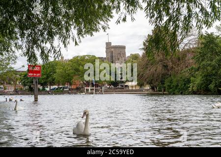 Eton, Windsor, Berkshire, Royaume-Uni. 1er juillet 2020. Windsor pourrait être à quelques jours d'un confinement local du coronavirus, selon les rapports de presse d'aujourd'hui. 36 les régions à risque où les cas de coronavirus augmentent sont signalées comme étant le Royal Borough de Windsor et Maidenhead dans le Berkshire. Crédit : Maureen McLean/Alay Banque D'Images