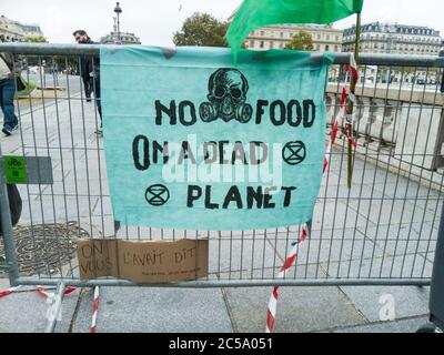 Manifestation de la rébellion de l'extinction (XR), Pont au change, Paris, France. Bannière « pas de nourriture sur une planète morte ». Groupe de pression environnementale Banque D'Images