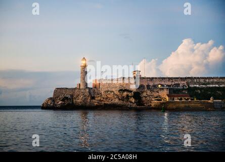 Le château de Morro, le fort d'El Morro et le phare sur l'eau à la Havane, Cuba, Caraïbes Banque D'Images