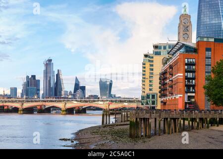 Londres au coucher du soleil avec des bâtiments en ornière, le pont Blackfriars et la City de Londres Banque D'Images