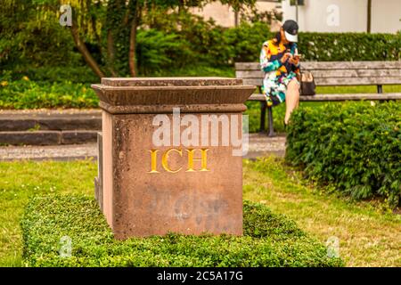 Votre moi au centre de la considération. Le plinthe pour l'auto-exaltation, également un souvenir permanent d'un spectacle de Documenta, peut être trouvé directement et en permanence devant les gardes-portes. Documenta impressions à Kassel, Allemagne Banque D'Images