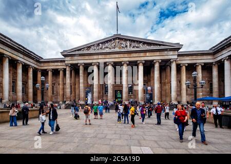 Le British Museum à Londres, par une journée typique et nuageux Banque D'Images