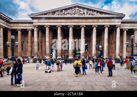 Le British Museum à Londres, par une journée typique et nuageux Banque D'Images