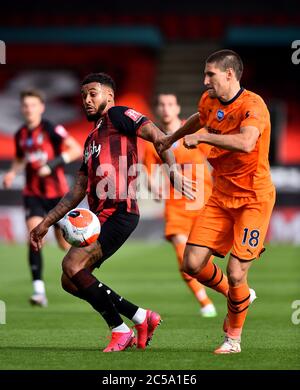 Federico Fernandez (à droite) de Newcastle United et Joshua King de Bournemouth se disputent le ballon lors du match de la première ligue au stade Vitality, à Bournemouth. Banque D'Images