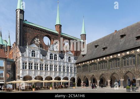 L'hôtel de ville de la ville hanséatique de Luebeck est l'un des bâtiments les plus célèbres du style gothique en briques. Banque D'Images