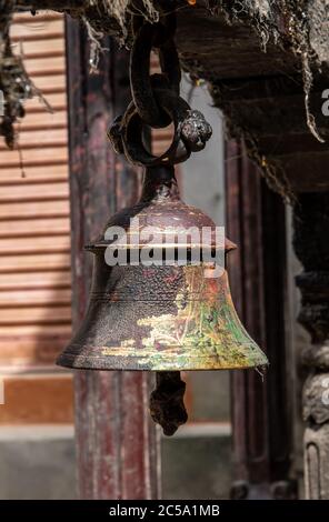 Cloches votives placées devant l'entrée d'un temple Buddist, dans la vallée de Katmandou, au Népal Banque D'Images