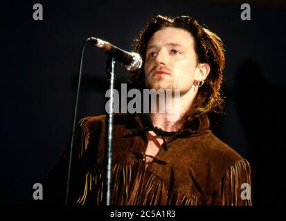 U2 se présentant au concert Self Aid en faveur du désemploi en Irlande au stand RDS Anglesea, Ballsbridge, Dublin, Irlande 17 mai 1986: Bono Banque D'Images