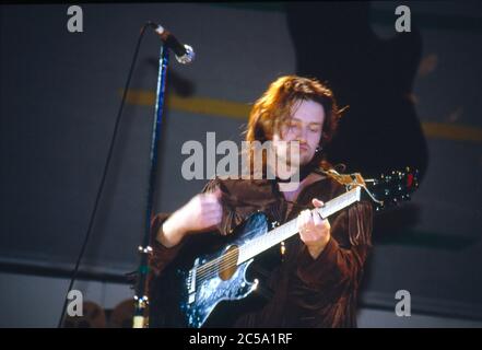 U2 se présentant au concert Self Aid en faveur du désemploi en Irlande au stand RDS Anglesea, Ballsbridge, Dublin, Irlande 17 mai 1986: Bono Banque D'Images