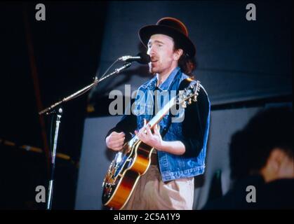 U2 se présentant au concert Self Aid en faveur du désemploi en Irlande au stand RDS Anglesea, Ballsbridge, Dublin, Irlande 17 mai 1986: The Edge Banque D'Images