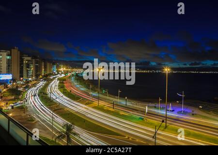 Photo nocturne sur la route côtière à Florianopolis Banque D'Images