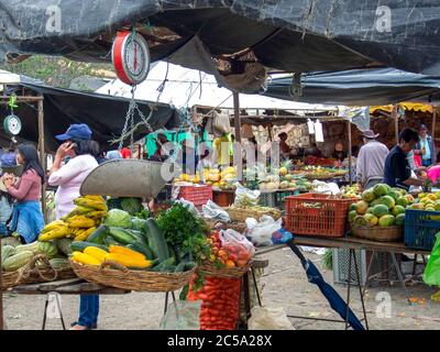 Escène du marché local traditionnel de la ville coloniale de Villa de Leyva, dans les montagnes centrales des Andes colombiennes. Banque D'Images