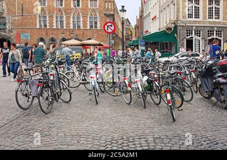 Nombreux vélos, Markt, transport, rue pavée, personnes, vieux bâtiments, paysage urbain, Europe, Bruges; Bruges; Belgique, été Banque D'Images