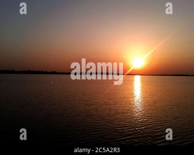 Magnifique coucher de soleil se reflétant dans l'eau du lac Morii, Bucarest, Roumanie Banque D'Images