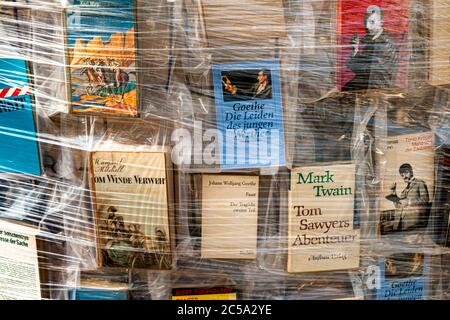 Parthenen de Livres à Documenta 2017 à Kassel, Allemagne. L'artiste argentin Marta Minujin a érigé d'innombrables livres sur un Parthénon sur un échafaudage Banque D'Images