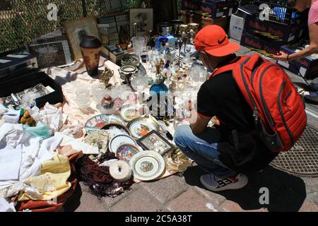 Grèce, Athènes, juin 28 2020 - souvenirs et articles d'époque en vente sur le marché de rue dans le quartier de Monastiraki. Banque D'Images