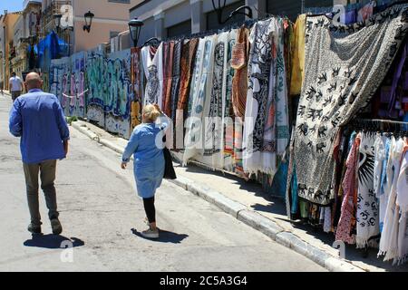 Grèce, Athènes, juin 28 2020 - rue avec des magasins dans le quartier de Monastiraki, l'un des endroits les plus touristiques d'Athènes. Banque D'Images