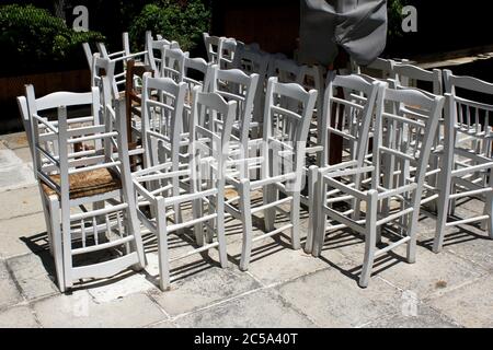 Grèce, Athènes, juin 28 2020 - chaises empilées à l'extérieur d'un restaurant traditionnel dans le quartier touristique de Plaka. Malgré le faible taux de coronavirus Banque D'Images