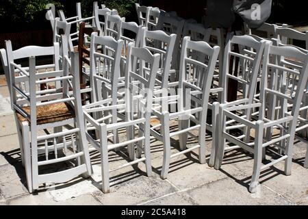 Grèce, Athènes, juin 28 2020 - chaises empilées à l'extérieur d'un restaurant traditionnel dans le quartier touristique de Plaka. Malgré le faible taux de coronavirus Banque D'Images