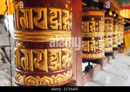 Roue de prière tibétaine traditionnelle et ornée au monastère de Pangboche, dans la vallée de Khumbu, au Népal. Banque D'Images