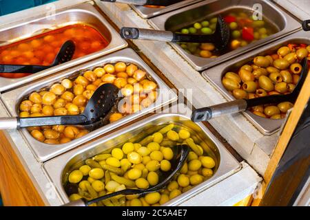 Diverses olives méditerranéennes marinées à vendre au comptoir du marché Banque D'Images