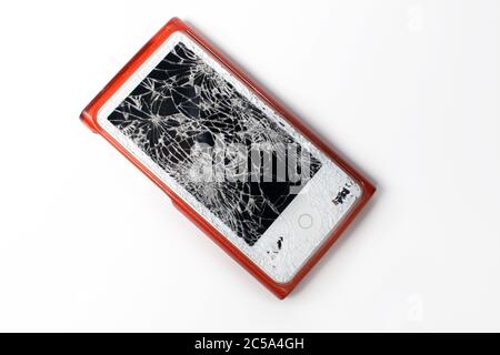 Gros plan d'un lecteur mp3 cassé avec un écran en verre brisé. J'espère que vous êtes assuré. Banque D'Images