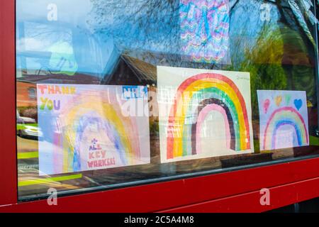 OAKHAM/RUTLAND, ANGLETERRE- 18 AVRIL 2020 : dessins arc-en-ciel dans une fenêtre de station-feu pendant la pandémie du coronavirus Banque D'Images