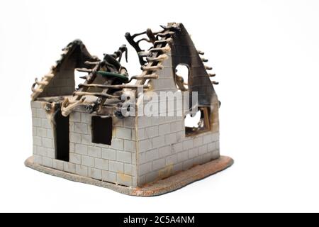 Une maison miniature qui est brûlée par un vrai feu. Dangers d'un incendie. Banque D'Images