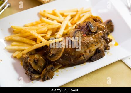 Branche de porc fraîchement cuite aux champignons servie avec des frites de pommes de terre Banque D'Images