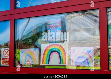 OAKHAM/RUTLAND, ANGLETERRE- 18 AVRIL 2020 : dessins arc-en-ciel dans une fenêtre de station-feu pendant la pandémie du coronavirus Banque D'Images