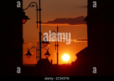 Coucher de soleil dans la belle ville Transylvanienne de Sibiu - classée par Forbes comme l'un des endroits de voyage post-coronavirus les plus sûrs en Europe. Par Adam Alexander Banque D'Images