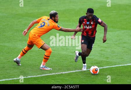 Joelinton (à gauche) de Newcastle United et Jefferson Lerma de Bournemouth se battent pour le ballon lors du match de la première ligue au stade Vitality, à Bournemouth. Banque D'Images