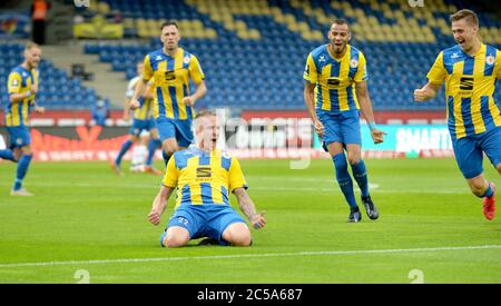 Brunswick, Allemagne. 1er juillet 2020. Football: 3ème division, Eintracht Braunschweig - SV Waldhof Mannheim, 37ème jour de match au stade Eintracht. Manuel Schwenk de Braunschweig (en face) applaudit avec ses coéquipiers après son objectif pour le 2:1. Credit: Hauke-Christian Dittrich/dpa/Alay Live News Banque D'Images