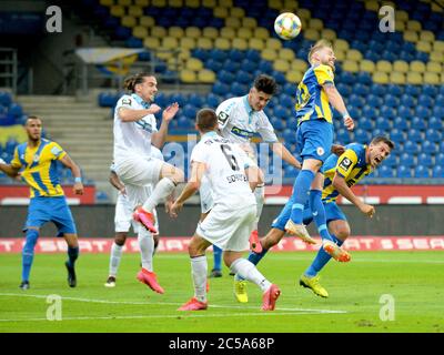 Brunswick, Allemagne. 1er juillet 2020. Football: 3ème division, Eintracht Braunschweig - SV Waldhof Mannheim, 37ème jour de match au stade Eintracht. Felix Burmeister (r) de Braunschweig dirige la balle. Credit: Hauke-Christian Dittrich/dpa/Alay Live News Banque D'Images