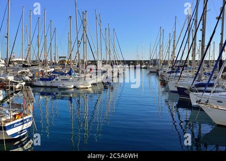 PUERTO DE MOGAN, GRAN CANARIA - 20 FÉVRIER 2014 : Marina dans le port de Puerto de Mogan, Espagne, présentée le soir. Destination de vacances préférée pour Banque D'Images