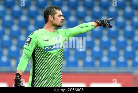 Brunswick, Allemagne. 1er juillet 2020. Football: 3ème division, Eintracht Braunschweig - SV Waldhof Mannheim, 37ème jour de match au stade Eintracht. Le gardien de but de Mannheim Markus Scholz fait une annonce. Credit: Hauke-Christian Dittrich/dpa/Alay Live News Banque D'Images