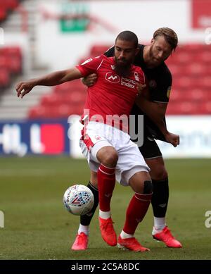 Lewis Grabban (à gauche) de Nottingham Forest et Nathan Baker (à droite) de Bristol City se battent pour le ballon lors du championnat Sky Bet au City Ground, Nottingham. Banque D'Images