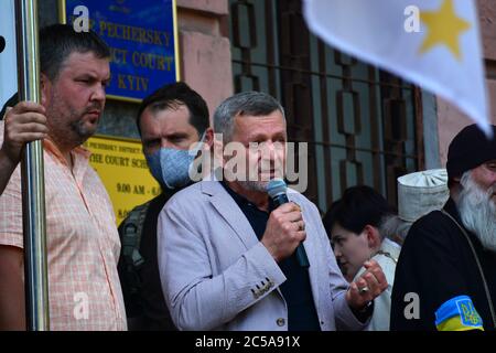 Kiev, Ukraine - 1er juillet 2020 : les Ukrainiens protestent contre la justice sélective. Député du peuple d'Ukraine, l'ancien prisonnier du Kremlin Ahtem Chiygoz parle Banque D'Images