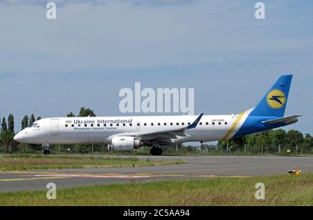 Le vol de rapatriement Covid-19 d'un équipage de navires de Kiev Ukraine pendant le Royaume-Uni verrouille l'atterrissage à l'aéroport de Londres Southend lorsque la plupart des aéroports sont fermés. Banque D'Images