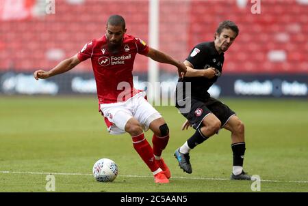 Lewis Grabban (à gauche) de Nottingham Forest et Adam Nagy (à droite) de Bristol City lors du match de championnat Sky Bet au City Ground, Nottingham. Banque D'Images