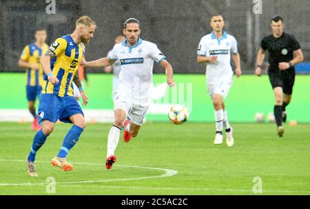 Brunswick, Allemagne. 1er juillet 2020. Football: 3ème division, Eintracht Braunschweig - SV Waldhof Mannheim, 37ème jour de match au stade Eintracht. Mannheims Valmir Sulejmani (M) joue contre Braunschweigs Felix Burmeister. Credit: Hauke-Christian Dittrich/dpa/Alay Live News Banque D'Images