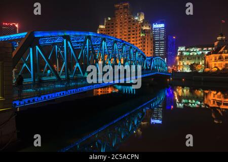 Vue sur le pont Waibaidu illuminé et coloré à Shanghai la nuit Banque D'Images